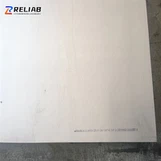 Jaka jest odporność na uderzenia płyty z czystego tytanu klasy 3?